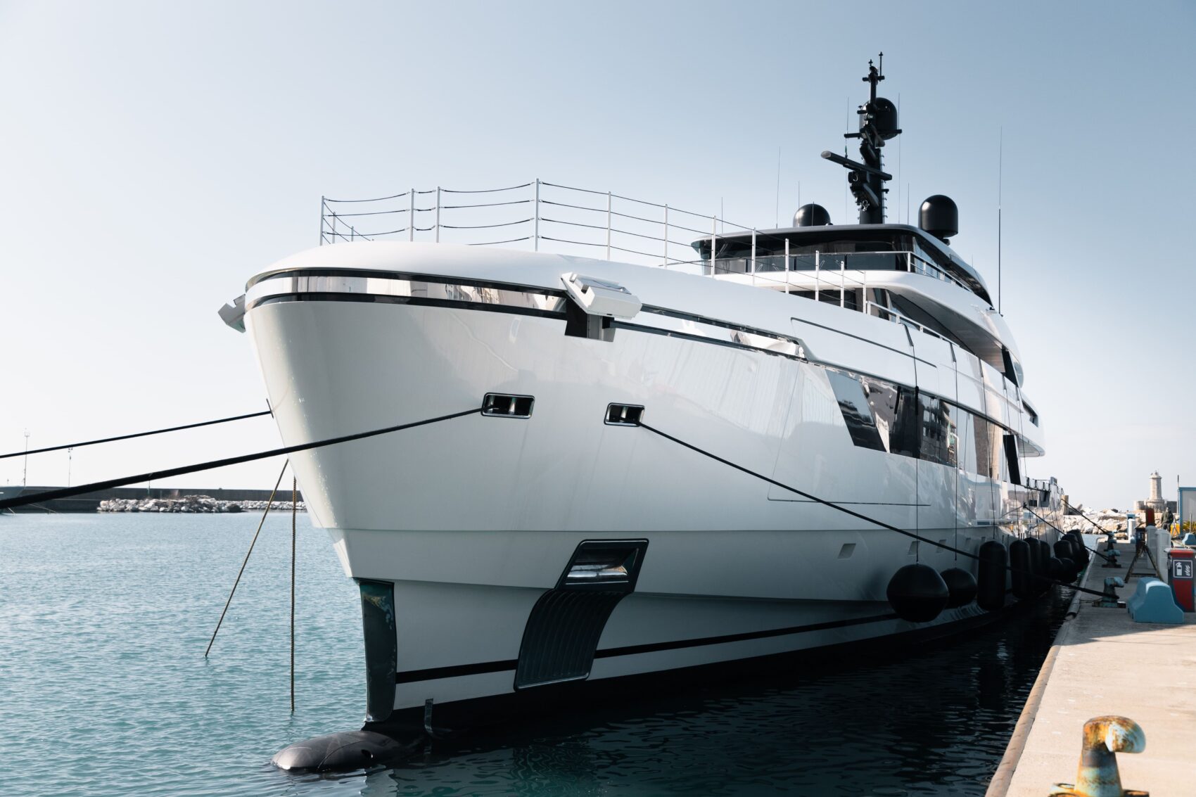 perla-lunar-yacht-sanlorenzo-docking.jpg Docking of the Sanlorenzo motor yacht Perla Lunar during her yard period managed by WOSA